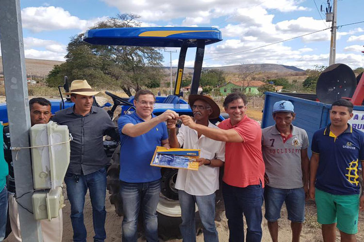 Tratores agrícolas são entregues através de emenda do deputado Luciano Ribeiro em Piripá e Cordeiros