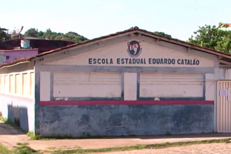 Estudante recebe descarga elétrica após encostar em grade de janela em escola no sul da Bahia