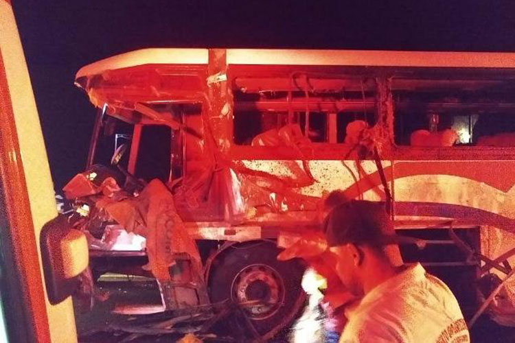 Guanambi: Acidente entre ônibus de Caetité e caminhão deixam três universitários e motorista mortos
