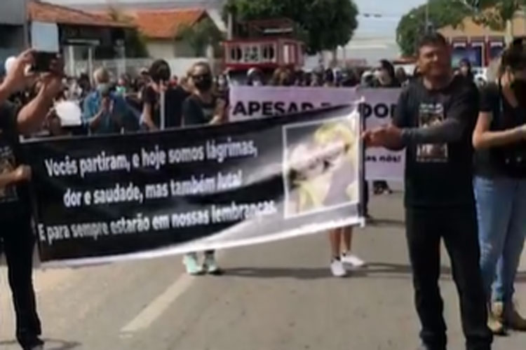 Passeata pede justiça de duplo feminicídio e implantação de delegacia da mulher em Guanambi