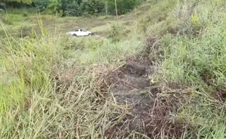 Itabela: Homem morre após carro sair da pista e cair em ribanceira às margens da BR-101