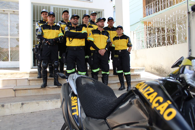 Seguindo padrão nacional, SMTT Brumado apresenta novos uniformes em preto e amarelo