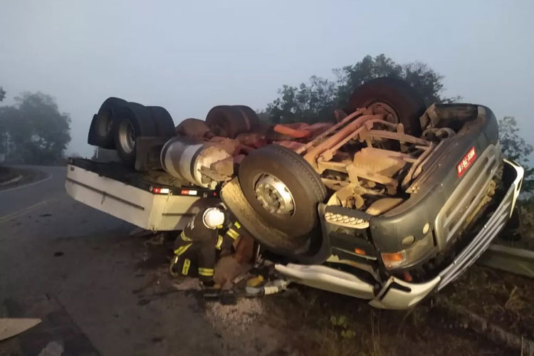 Nova Viçosa: Caminhoneiro morre após cair em ribanceira na BR-101