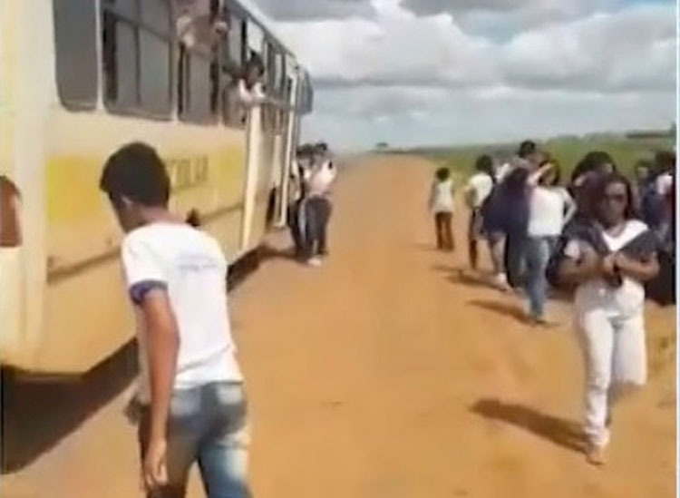 Com sinais de embriaguez, motorista de ônibus escolar é preso enquanto transportava alunos