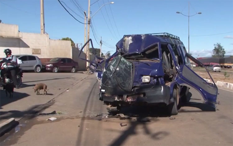 Motorista de van fica ferido ao bater em ônibus parado em Conquista