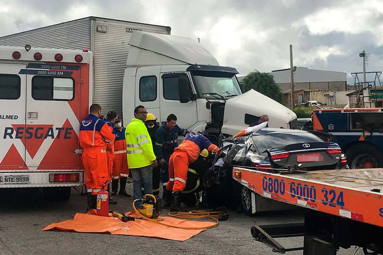 Casal morre e dois filhos sobrevivem após batida entre carro e caminhão em Vitória da Conquista