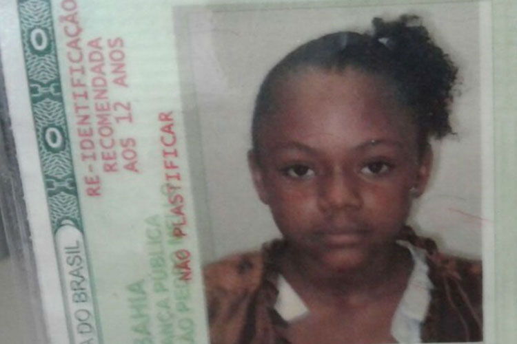 Menina de 10 anos morre após ser baleada por engano dentro de casa em Feira de Santana