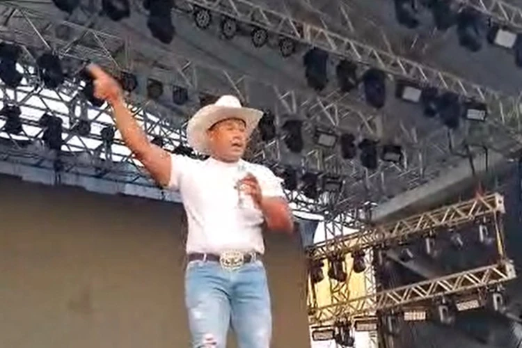 VÍDEO: Após protesto por ter show barrado no Janeirão de Caturama, cantor se retrata