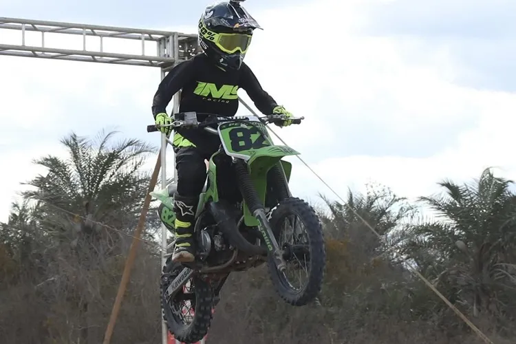 Piloto guanambiense de apenas 10 anos é campeão baiano de motocross