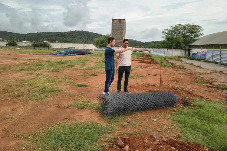 Brumado: Prefeito visita obras de praça esportiva da Escola Idalina Azevedo