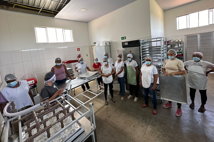 Agricultoras familiares de Caculé ampliam produção de derivados de mandioca