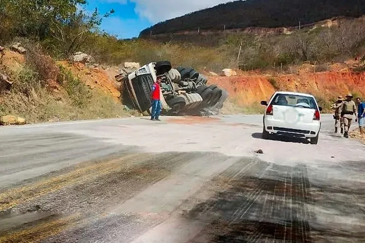 Carreta tomba em trecho de alto risco de acidentes na BA-148 em Rio de Contas