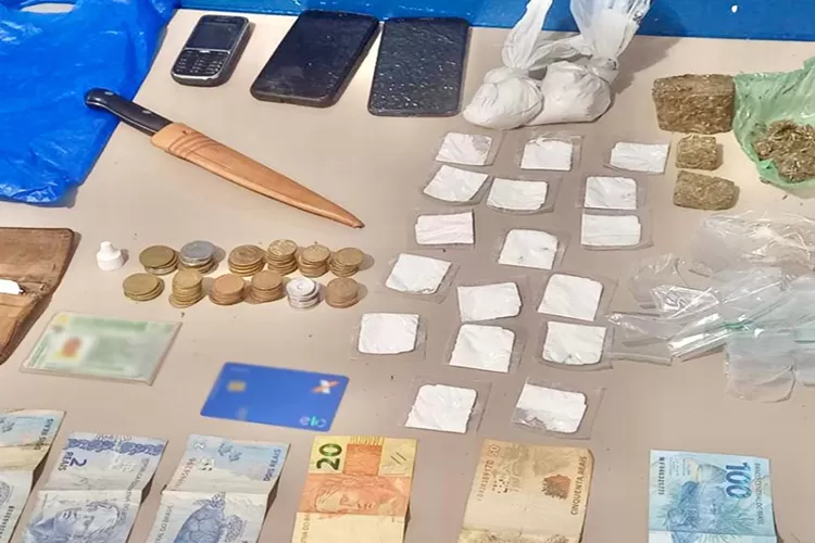Homem é preso com drogas, dinheiro, celulares e moto em Macaúbas