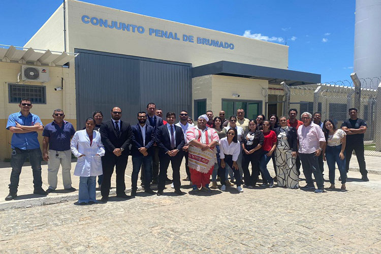 Grupo com estudantes de Direito e advogados visita instalações do presídio de Brumado