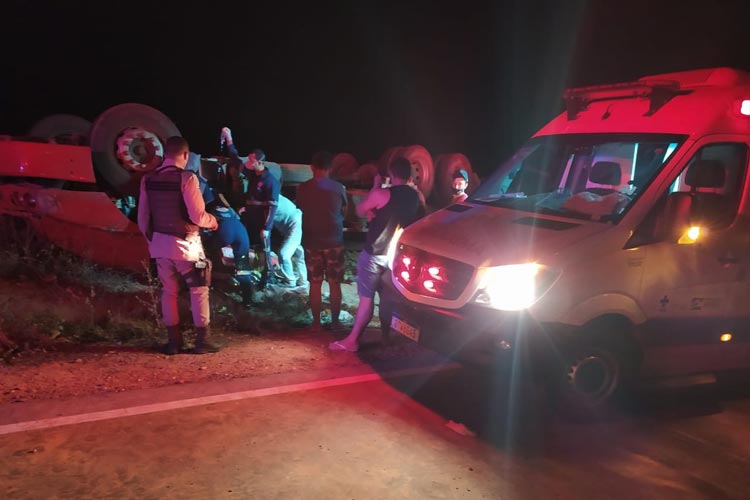 Brumado: Caminhoneiro morre após caminhão tombar na rodovia de acesso ao distrito de Umburanas