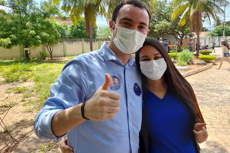 Brumado: Confiante na vitória, Fabrício Abrantes vota na companhia da esposa