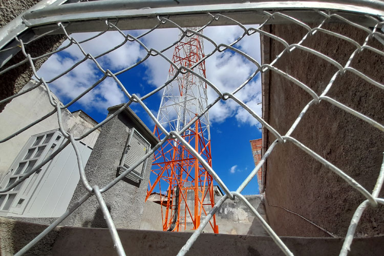 Brumado: Empresa ignora normas e finaliza obra da torre de telefonia sem alvará de construção