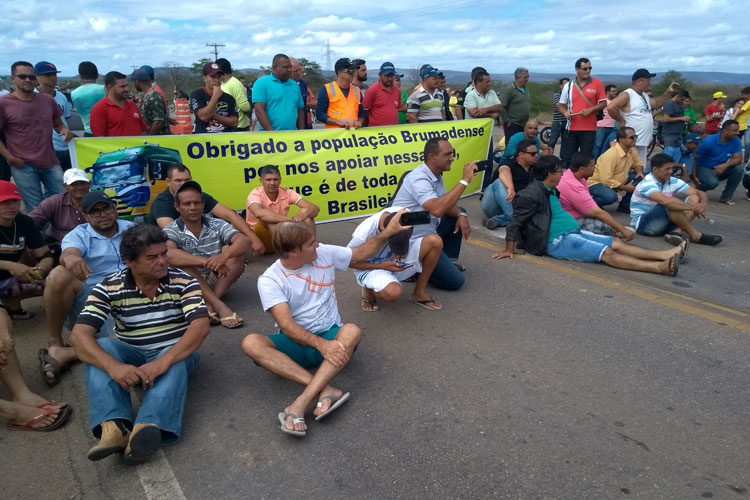 Caminhoneiros mantêm paralisação em Brumado