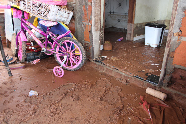 Temporal invade casas, deixa família desabrigada e expõe falhas estruturais nas ruas de Brumado