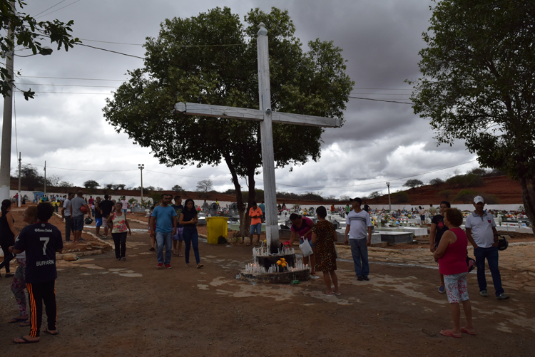 Brumadenses prestam homenagens aos entes falecidos no dia de finados