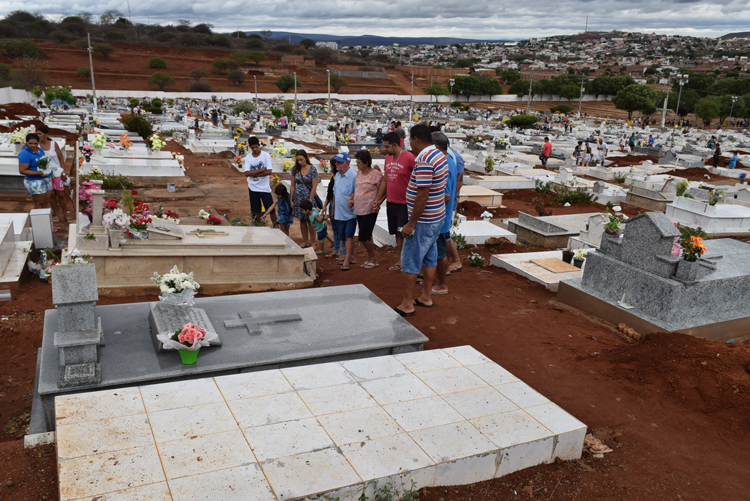 Brumadenses prestam homenagens aos entes falecidos no dia de finados