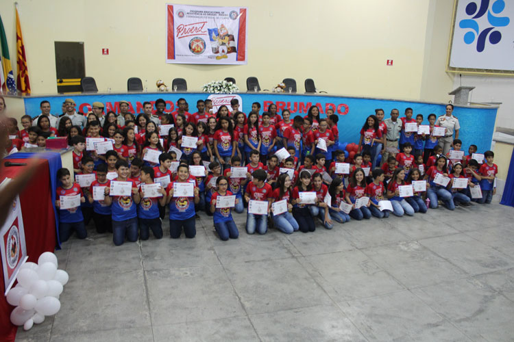 PM realiza solenidade de formatura de uma turma do Proerd em Brumado