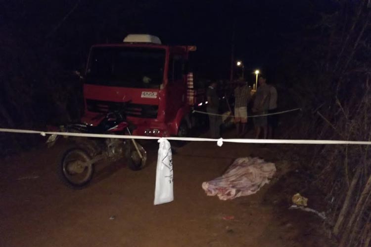 Caminhão bate de frente com motocicleta e idoso morre em Livramento de Nossa Senhora