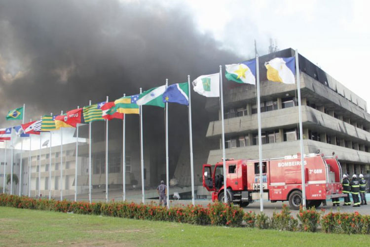 Prédio da Assembleia Legislativa da Bahia pega fogo