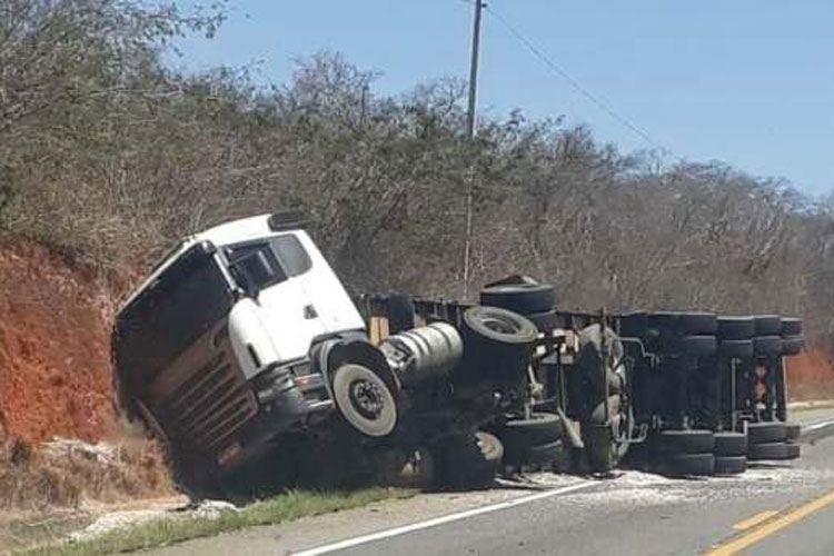 Carreta que seguia para Brumado tomba nas proximidades do Pancadão em Lagoa Real