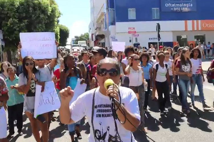 Professores e estudantes criticam prefeito de Guanambi durante manifestação