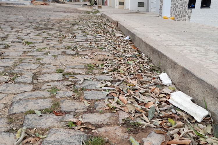 Moradores cobram varrição em Brumado; 'se a empresa do lixo não dá conta pede pra sair'