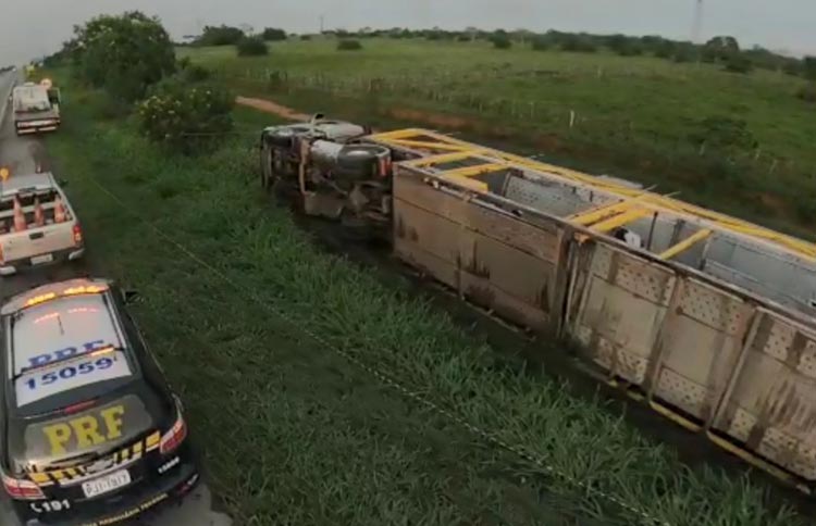 Vitória da Conquista: Caminhão cegonha tomba e deixa 11 carros danificados na BR-116