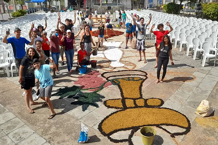 Brumado: Católicos mantém tradição e preparam o tapete para celebração do Corpus Christi
