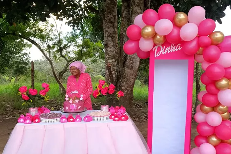 Idosa celebra aniversário com roupa e decoração da Barbie em Itiruçu