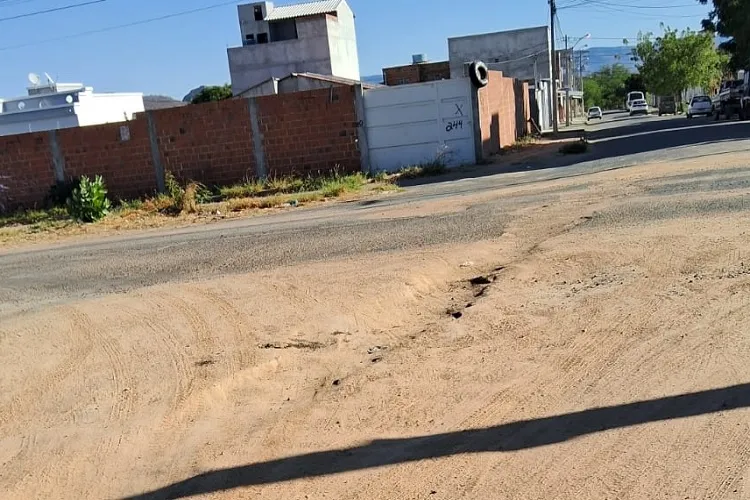 Embasa danifica asfalto de avenidas e gera transtornos para moradores de Guanambi