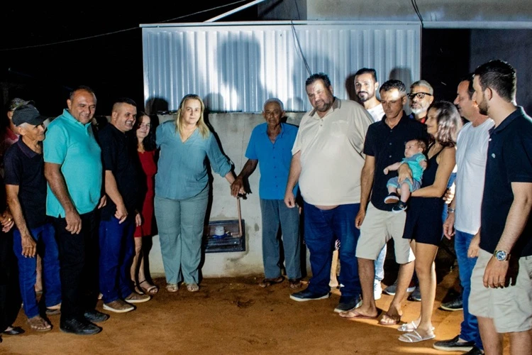 Prefeita de Livramento de Nossa Senhora leva água para comunidade de Veredinha