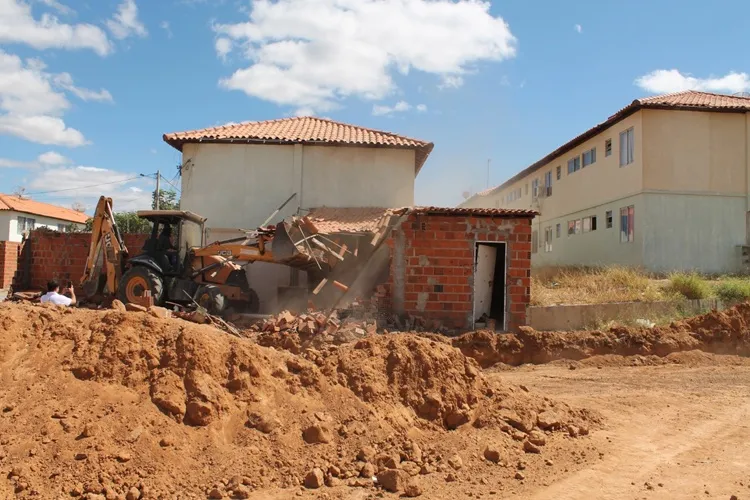 Prefeitura de Guanambi derruba edificações em área de Proteção Ambiental