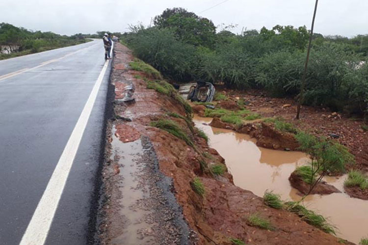 Motorista fica preso dentro de carro carregado pela água na BR-030 em Brumado