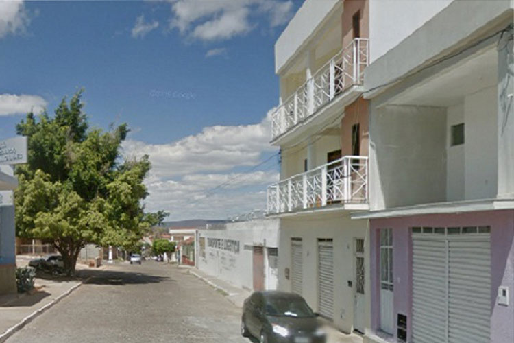 Jovem cai do segundo andar de um prédio residencial na cidade de Brumado