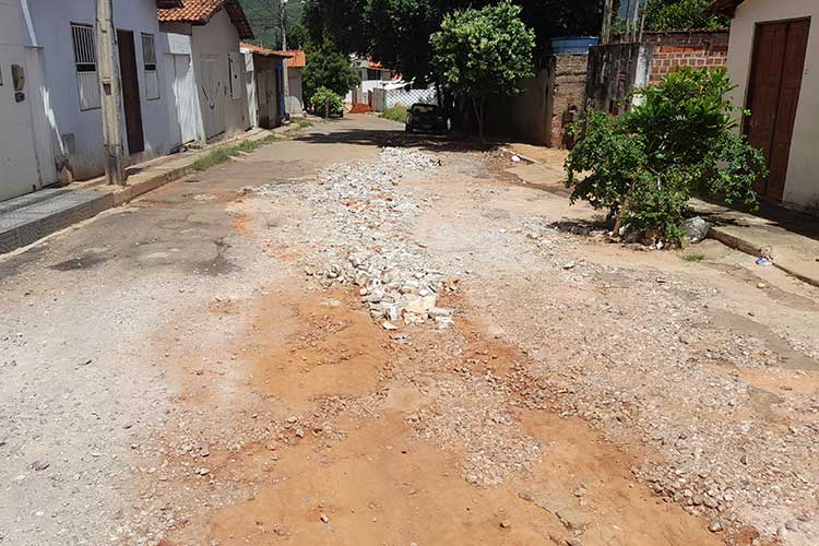 Brumado: Moradores da Rua José Bibiano pagam tapa buraco e cobram ação do poder público