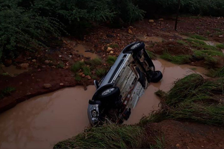 Motorista fica preso dentro de carro carregado pela água na BR-030 em Brumado