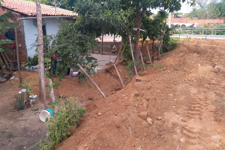 Brumado: Morador prevê tragédia com obra de pavimentação da prefeitura margeando o Rio do Antônio
