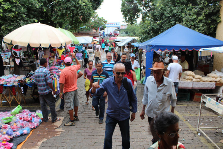 Feira antecipada por causa do jogo do Brasil na Copa movimenta o comércio em Brumado