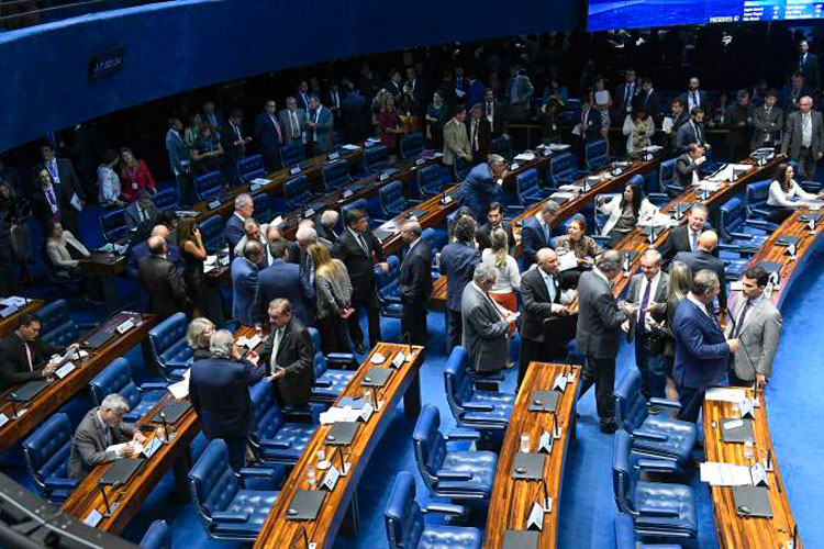 Senadores articulam PEC para instituir mandato no STF