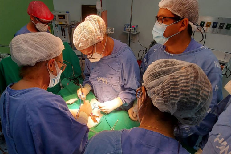 Equipe formada por médicos baianos realiza cirurgia de separação de gêmeos siameses em Salvador