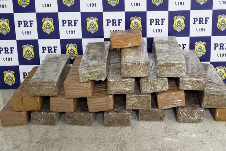 Vitória da Conquista: Em fiscalizações em ônibus, PRF prende 3 pessoas e apreende 31 kg de drogas