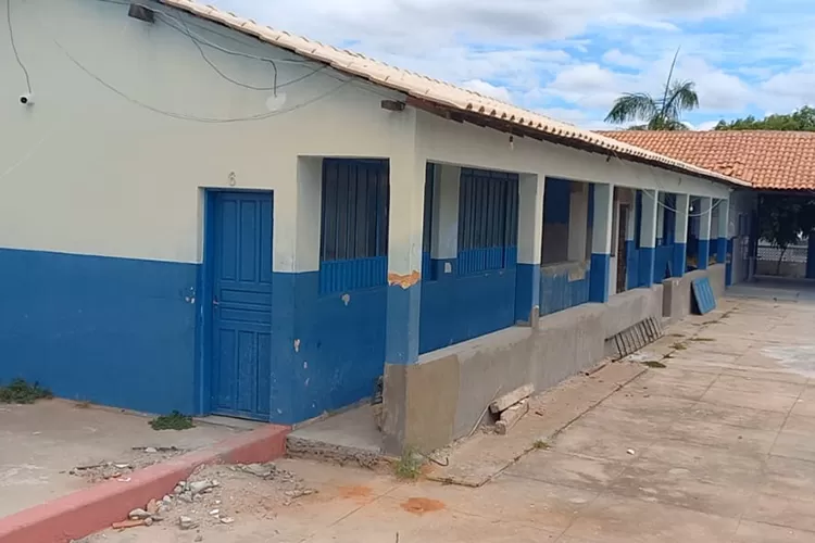 Obras paralisadas em reforma de colégio estadual prejudicam ano letivo dos alunos em Tanhaçu