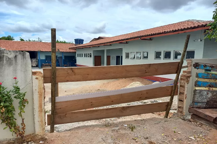 Obras paralisadas em reforma de colégio estadual prejudicam ano letivo dos alunos em Tanhaçu