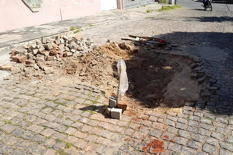 Brumado: Embasa conserta esgoto e deixa buraco aberto na Rua Geni Miranda Amorim