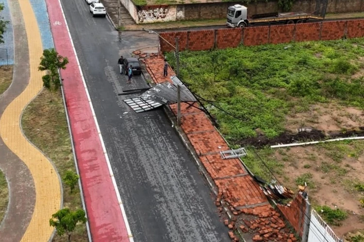 VÍDEO: Temporal de mais de 100 mm alaga ruas e invade residências em Guanambi